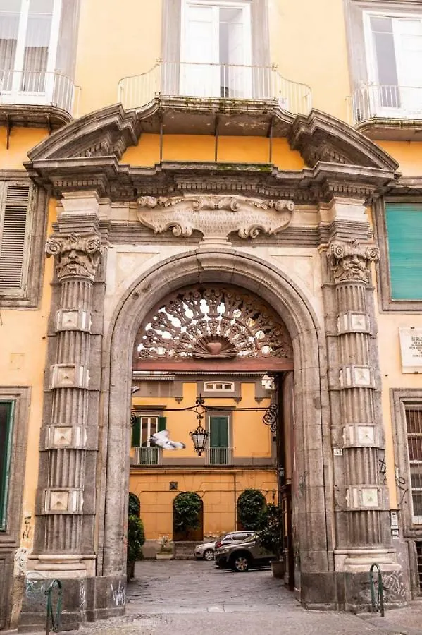 Apartment Suite Piazza Del Gesu By Domusextra Neapel